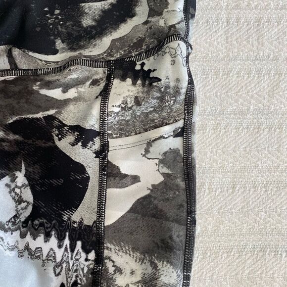 UNDER ARMOR Womens XSMALL HeatGear Printed High Waisted Capri Leggings - Picture 8 of 10